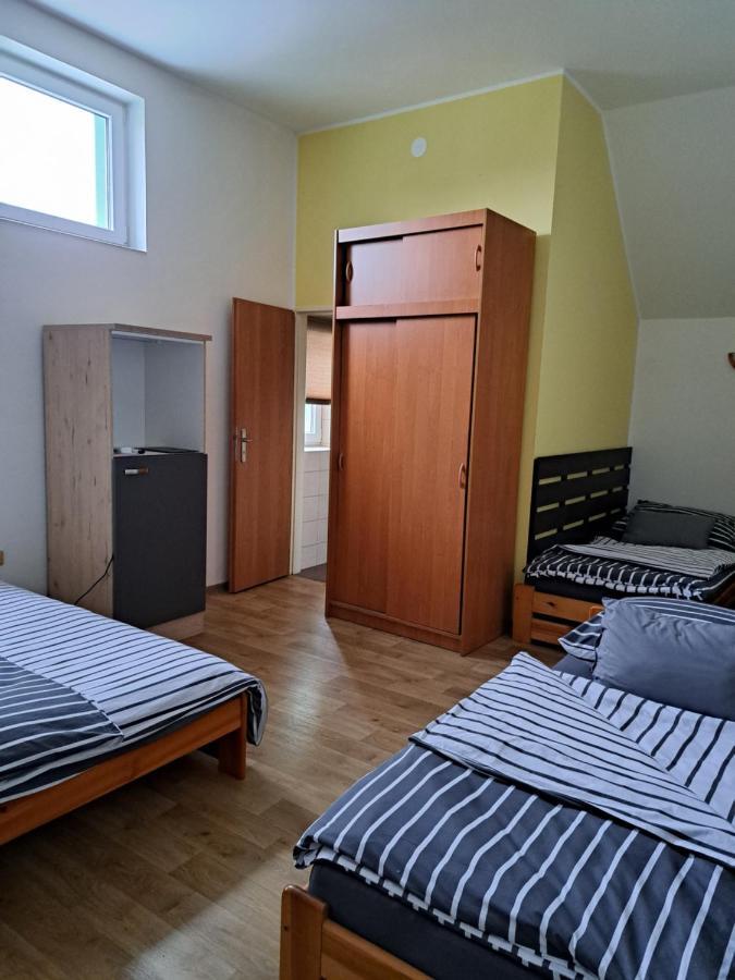Penzion A Pizzerie Na Zalozne Kobylí Exterior foto