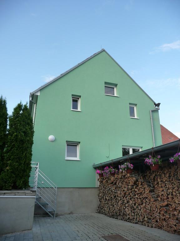 Penzion A Pizzerie Na Zalozne Kobylí Exterior foto